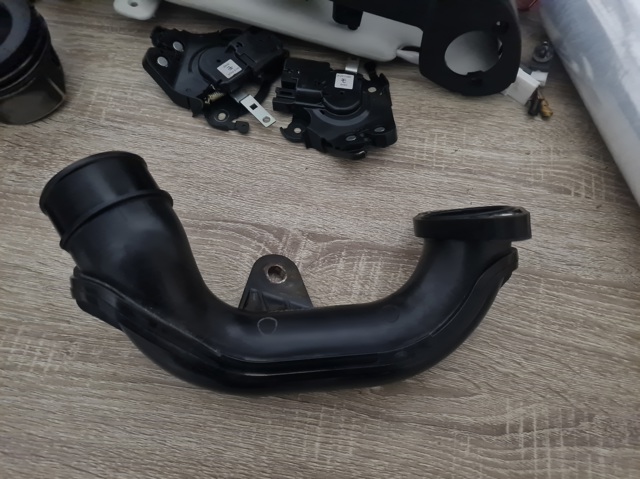 Шланг/патрубок інтеркуллера SH0113332 MAZDA