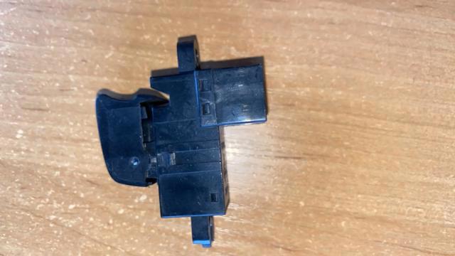 Кнопка підйомника задніх стекол 25411AV600 NISSAN