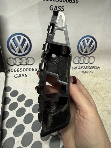 Кронштейн бампера переднього, зовнішній правий 5C6807184A VAG