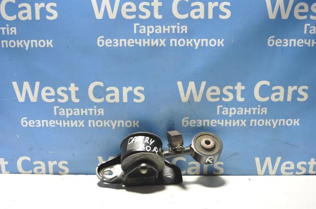 Подушка (опора) двигуна, права верхня 1236328060 TOYOTA