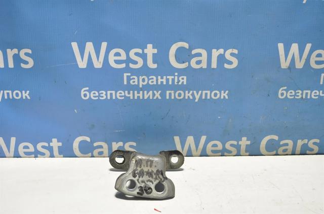 Петля передніх дверей права 68730AC010 TOYOTA