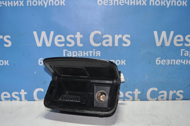 Попільничка центральної консолі 7411033160 TOYOTA