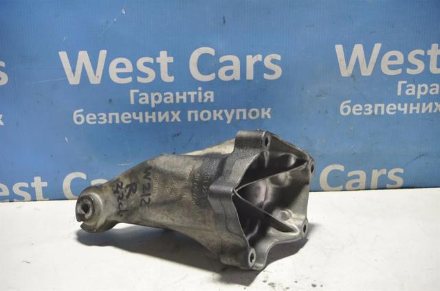 Кронштейн подушки (опори) двигуна, правої A6512233504 MERCEDES