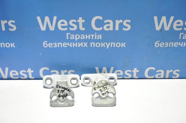 Дверний шарнір правий передній LR027583 LAND ROVER