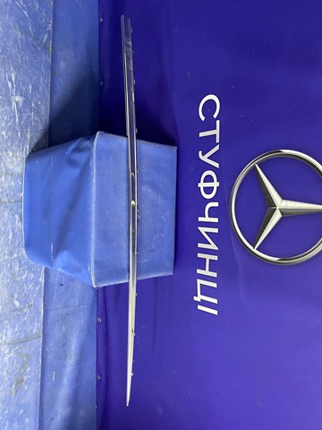 Накладка зовнішня (молдинг) порога, передня права A2236942201 MERCEDES