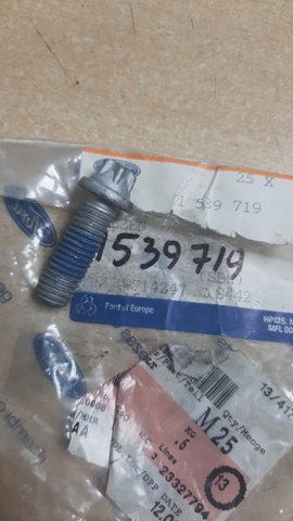 Болт кріплення маточини 1539719 FORD