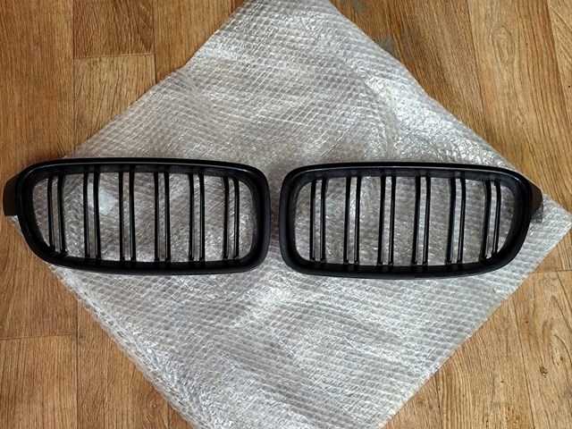 Решітка радіатора права 51137260498 BMW