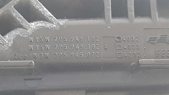 Повторювач повороту на крилі, правий 7P5949102 VAG