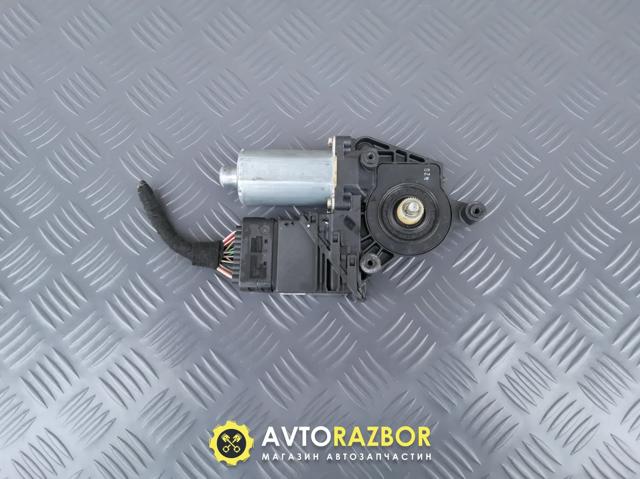 Моторчик склопідйомника двері задніх, правих 0130821696 VAG