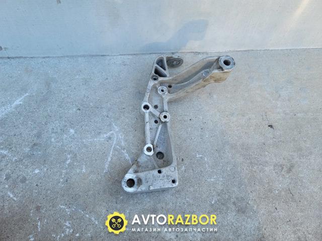 Кронштейн передньої балки 1K0199296E VAG