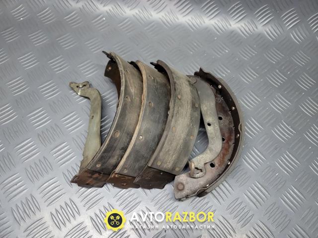 Колодки гальмові задні, барабанні 440609C025 NISSAN
