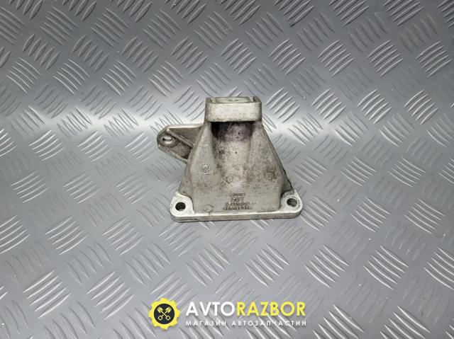 Кронштейн подушки (опори) двигуна, правої 4B0199308 VAG