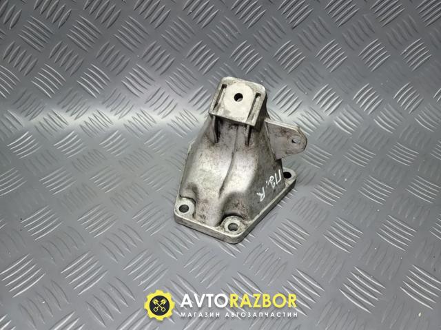 Кронштейн подушки (опори) двигуна, правої 4B0199308 VAG