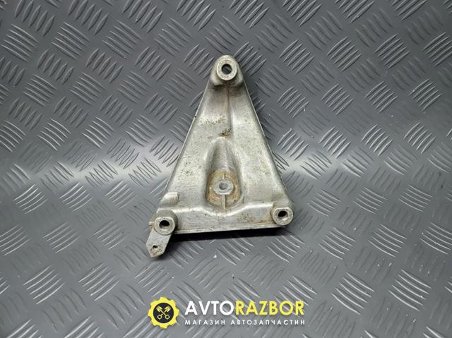 Кронштейн подушки (опори) двигуна, правої 4D0199308E VAG
