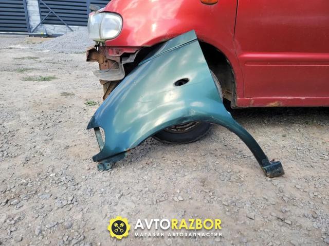 Ліве переднє крило 631019C030 NISSAN