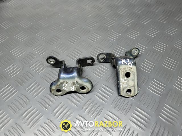 Дверний шарнір задній правий 687500F010 TOYOTA