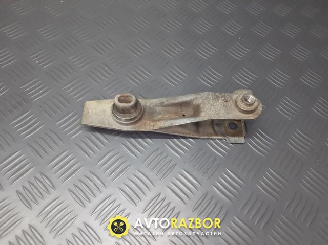 Кронштейн подушки (опори) двигуна, правої 8200125539 RENAULT