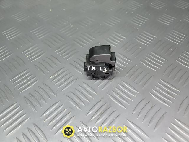 Кнопка підйомника переднього правого скла 8481005050 TOYOTA