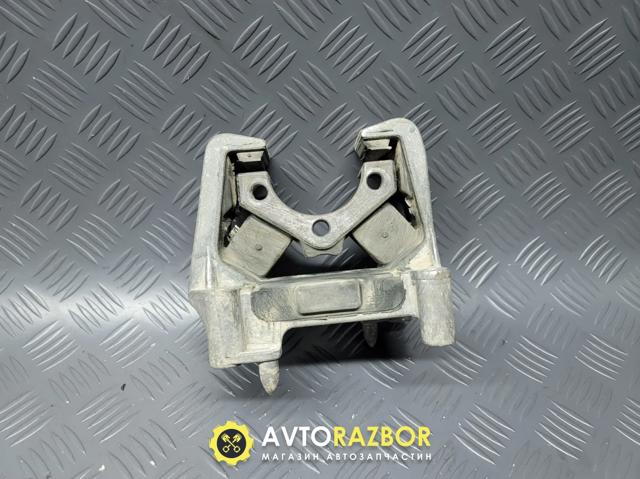 Опора кпп 90495513 GM