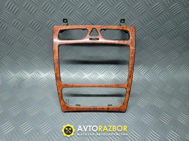 Молдинг (накладка) приладової панелі "торпедо", центральний A2036802539 MERCEDES