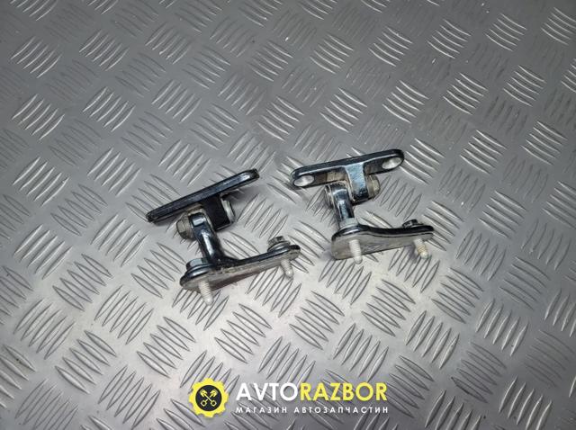 Дверний шарнір водійських дверей A2037200737 MERCEDES