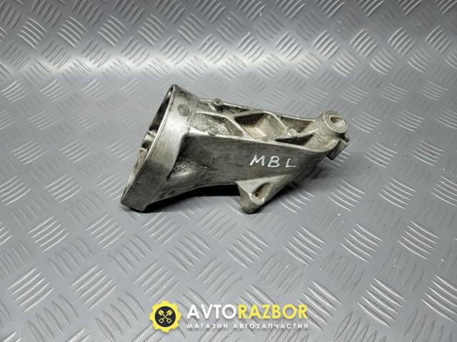 Кронштейн подушки (опори) двигуна, лівої A6112230704 MERCEDES
