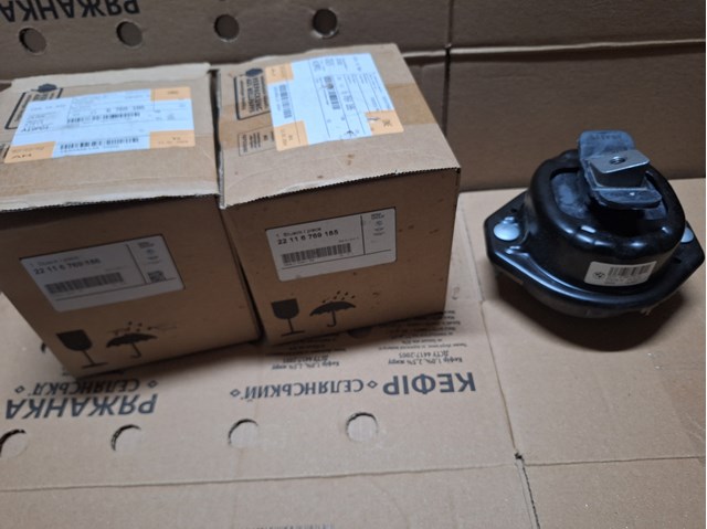 Ліва подушка двигуна 22116769185 BMW
