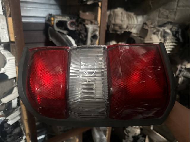 Задня ліва фара 26555VB225 NISSAN