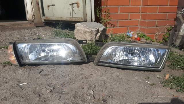 Фара передня права 260101N726 NISSAN