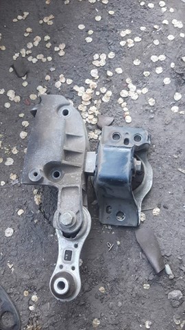 Подушка (опора) двигуна, права верхня 8200103263 RENAULT