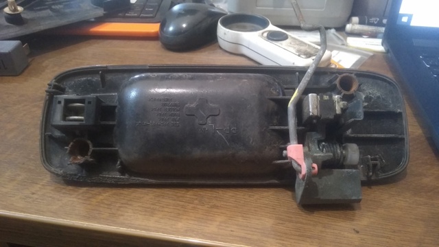 Ручка задньої двері зовнішня ліва 826078H514 NISSAN
