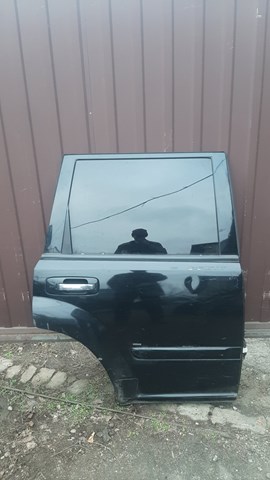 Молдинг опускного скла нижній, двері задньої, правої 828208H300 NISSAN