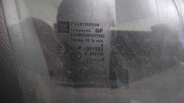 Скло передньої правої двері 93183267 GM