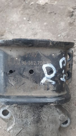 Подушка (опора) двигуна, права верхня 9636270080 PEUGEOT