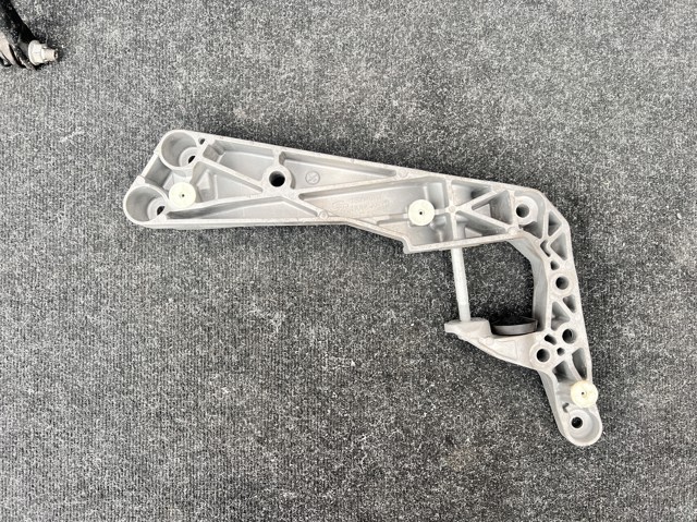 Кріплення кпп 22328486998 BMW