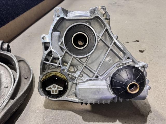 Коробка роздавальна в зборі 27109469019 BMW
