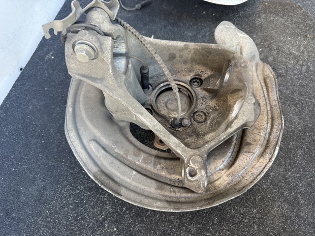Цапфа передні праві 31216871484 BMW