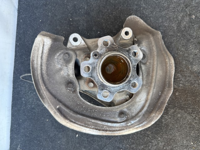 Цапфа - поворотний кулак передній, лівий 31216882597 BMW