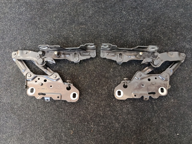Шарнір капота правий 41617475792 BMW