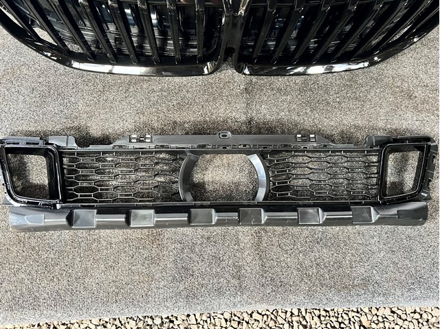 Решітка переднього бампера, центральна 51118074000 BMW