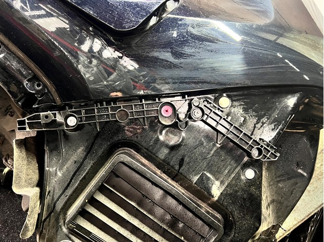 Кріплення бамера ліве 5215642050 TOYOTA