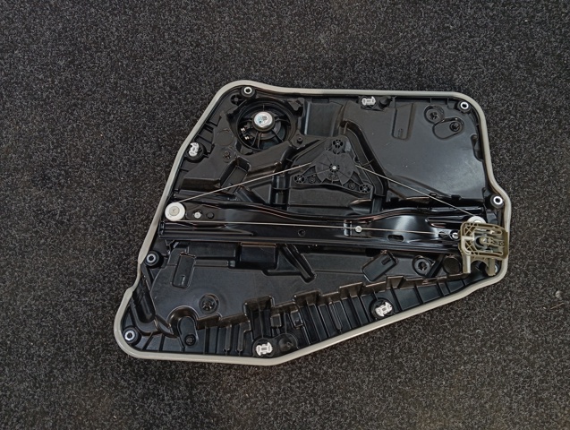 Двигун стеклопод'емника двері задньої, правої 61355A5C896 BMW