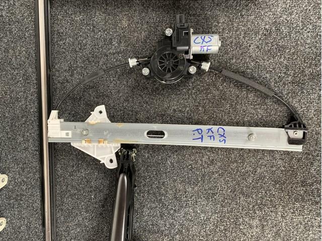 Мотор склопідйомника дверей передніх, правих B45C5858X MAZDA