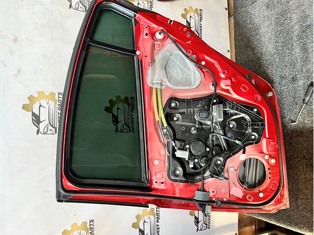 Ущільнювач двері задньої правої (на двері) GHK172760B MAZDA
