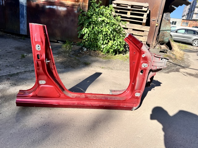 Стійка кузова передня, права GHY370221 MAZDA