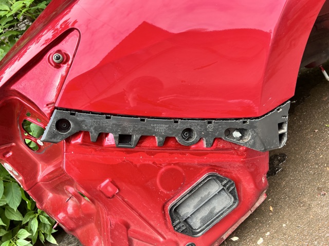 Кронштейн бампера заднього, правий GJR9502H1 MAZDA