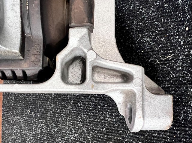 Права подушка двигуна KB8E39060 MAZDA