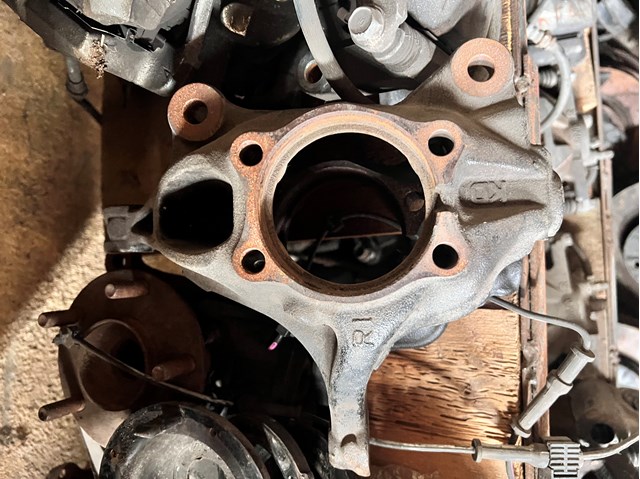 Цапфа - поворотний кулак передній, правий KD3533021A MAZDA