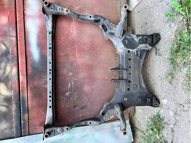 Балка задньої підвіски поперечна KD353480XG MAZDA