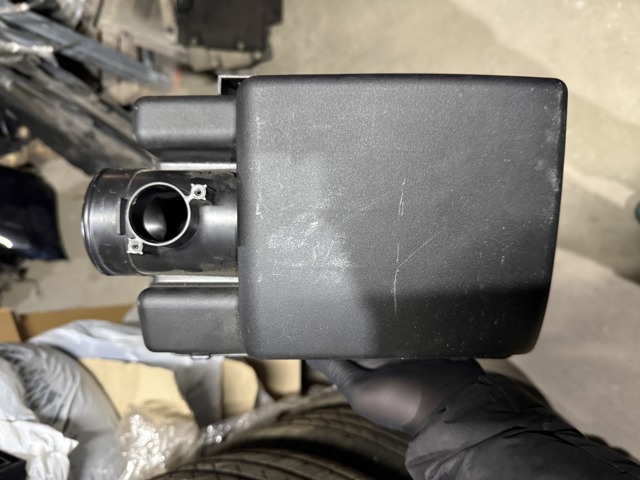 Корпус повітряного фільтра, верхня частина PE01133AX MAZDA